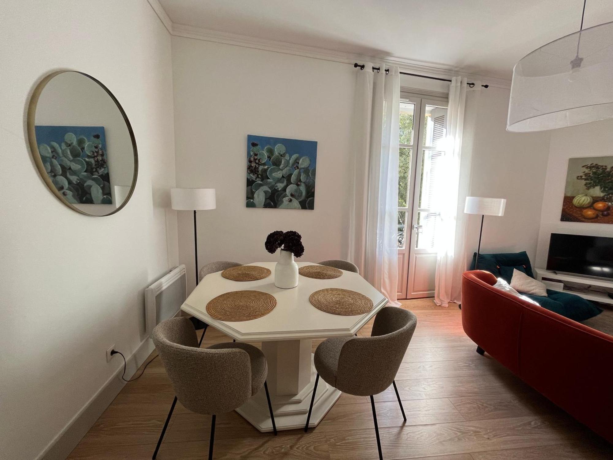 Nimes , Appartement Renove Dans Immeuble Classe. Nîmes Exterior foto